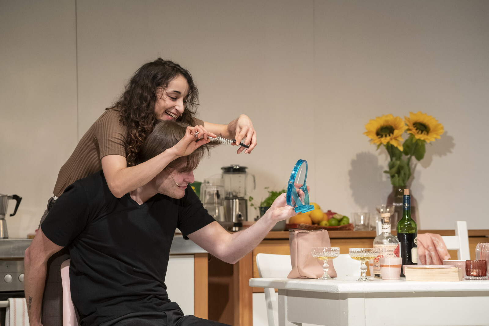 Marie schneidet Franz die Haare