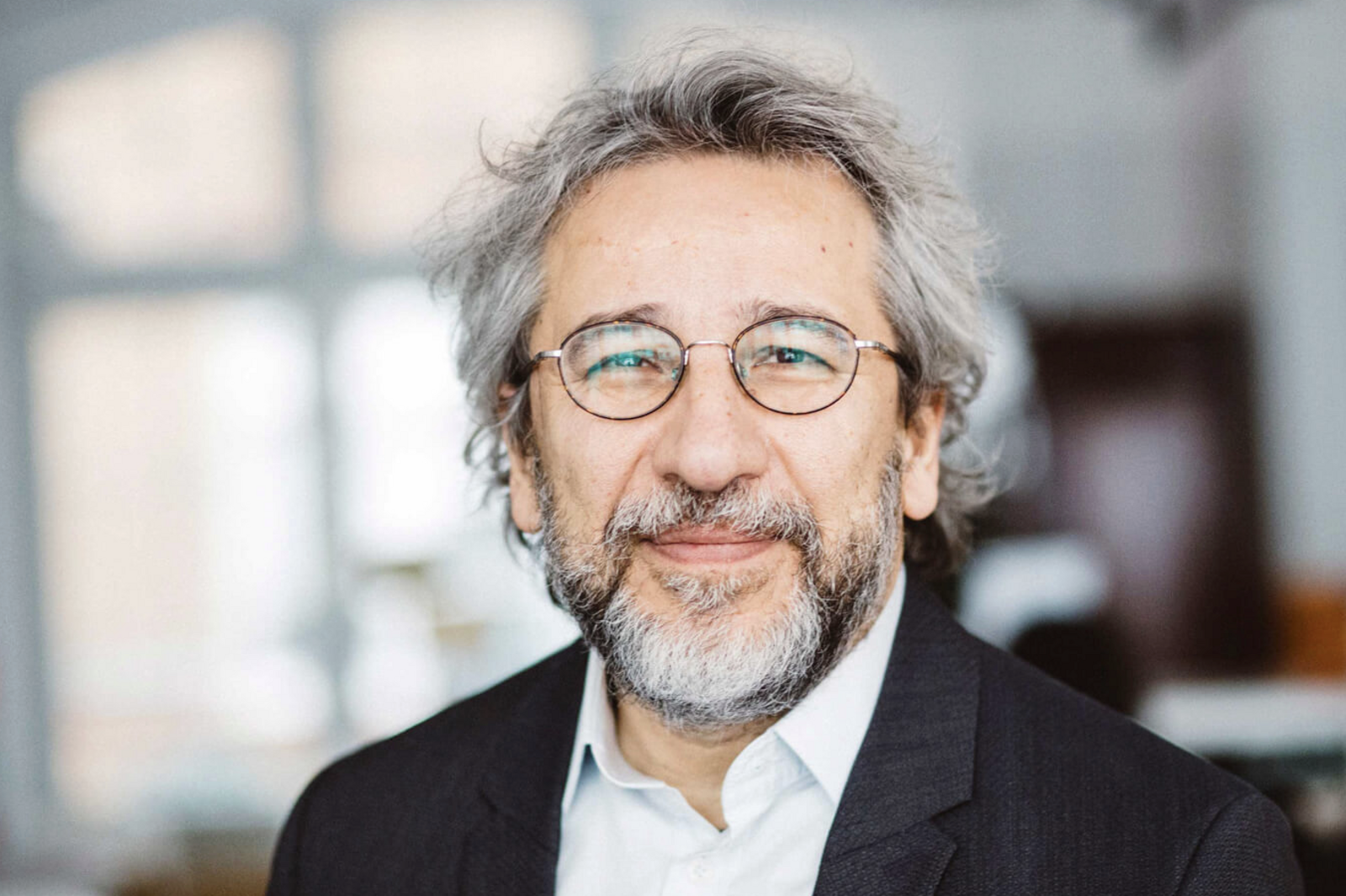 Ein Mann mit weißen Haaren ist zu sehen 