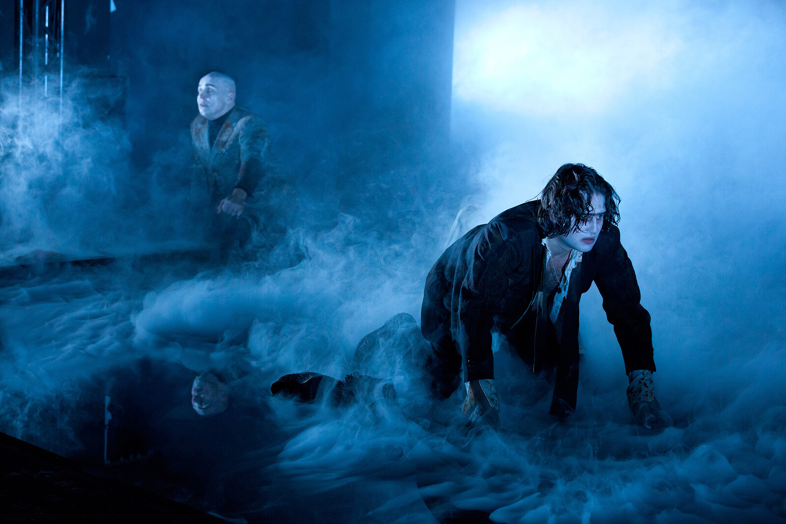 Bühne im Nebel, Fabio kriecht über die Bühne