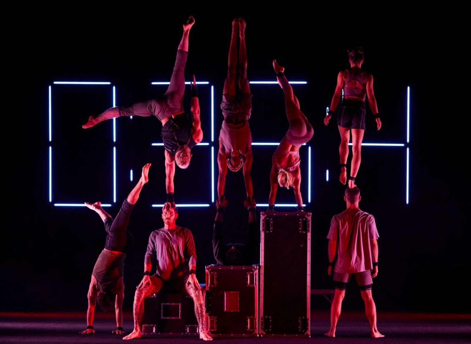 mehrere Personen bei Akrobatischer Figur zu sehen 